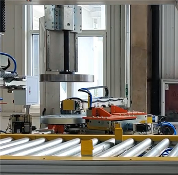 Rotačný rezací stroj s koncovým uzáverom